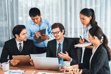 Modern ofis ortamında çalışan çeşitli etnik gruplardan çeşitli iş adamları. Üretken ve çok ırklı ofis çalışanları stratejik ticari pazarlama konusunda tartışmaya giriştiler. Çok titiz.