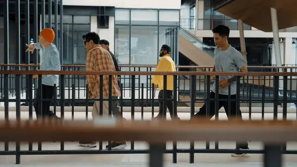 Multikulturell Hipster Grupp Promenader Medan Dansar Modern Korridor Attraktiv Break — Stockfoto