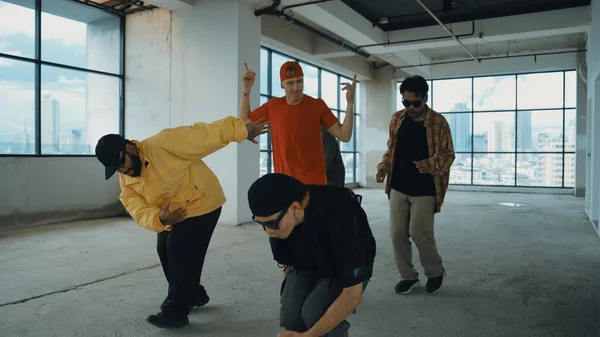 Grupo Hipster Multicultural Olhando Para Câmera Enquanto Executar Break Dance — Fotografia de Stock