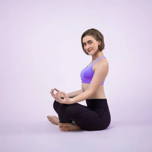 全身上下的欢乐在孤立的背景下拍摄了一个运动和运动的女人做健康和冥想瑜伽运动的姿势 积极和关爱身体的生活方式 — 图库照片