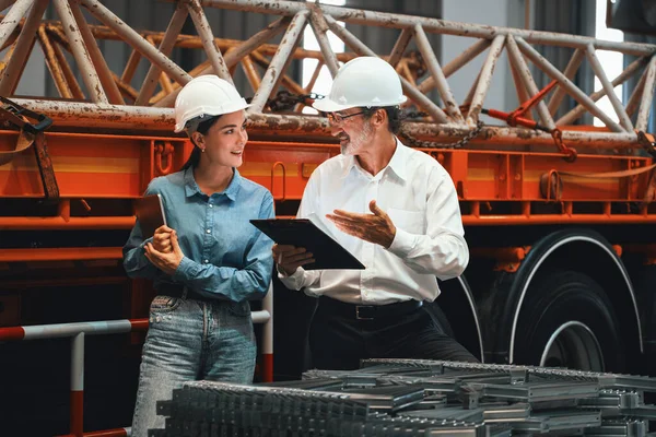 Werksleiter Der Industrielle Stahlmaschinen Inspiziert Und Überwacht Während Den Qualitätskontrollprozess — Stockfoto