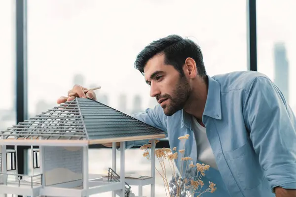 Привлекательный Умный Инженер Строитель Измеряет Крышу Дома Модели Профессиональный Архитектор — стоковое фото