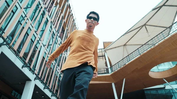 Hispanic Dansare Tittar Kameran Medan Dansar Hip Hop Stil Ung — Stockfoto