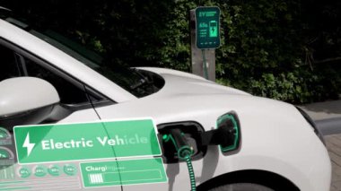 Elektrikli araba, doğal parktaki temiz enerji şarj istasyonundan gelen fütürist akıllı EV şarj cihazının dijital batarya durumu hologramıyla şarj oluyor. Gelecekçi çevre dostu EV araba. İnceleyin
