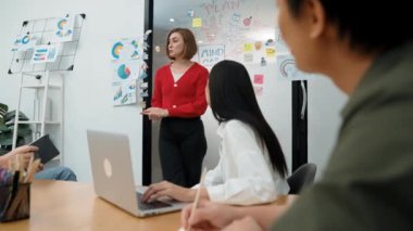 Yaratıcı iş kadını pazarlama stratejisi üzerine yetenekli genç ve güzel proje yöneticisi yorumları. Profesyonel iş ekibi tartışması, birlikte çalışmak, yeni ürün hakkında beyin fırtınası yapmak. Tertemiz..
