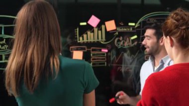 Akıllı yatırımcılara pazarlama fikri ya da finansal planı sunan profesyonel iş adamı. Yönetici yönetici paylaşıyor, konuşuyor, kooperatif iş arkadaşlarıyla birlikte çalışıyor. İş konsepti. İzleme