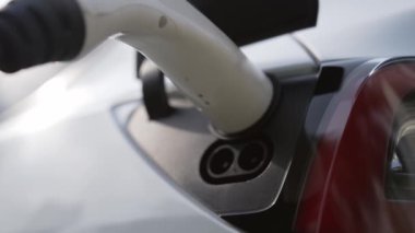 Elektrikli taşıt teknolojisi konut alanı ya da EV akü şarjı için ev şarj istasyonu olarak kullanılır. Gelecekteki çevre için temiz ve sürdürülebilir enerji ile çevre dostu ulaşım. Titiz