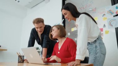 Meslektaşım strateji hakkında beyin fırtınası yaparken ve tartışırken, profesyonel iş ekibi iş kurma projesini cam panonun önünde zihin haritasıyla birlikte yürütüyor. Tertemiz..