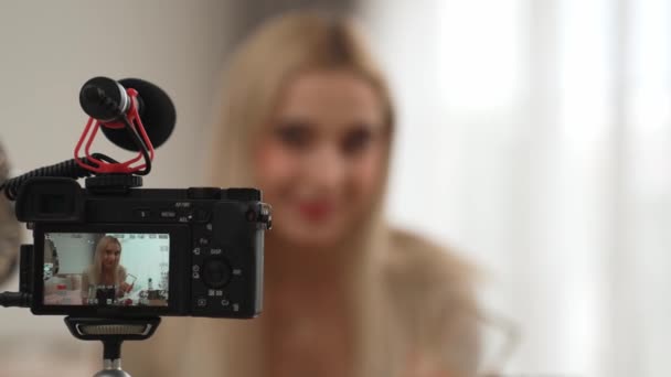 아름다움과 화장품 튜토리얼 비디오 콘텐츠를 만드는 후면보기 카메라 디스플레이 여성을 — 비디오
