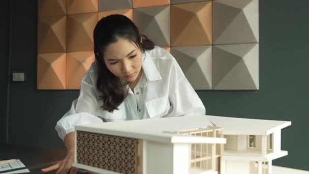 Крупный План Профессиональной Азиатки Инженера Архитектора Смотрящей Проверке Модели Дома — стоковое видео