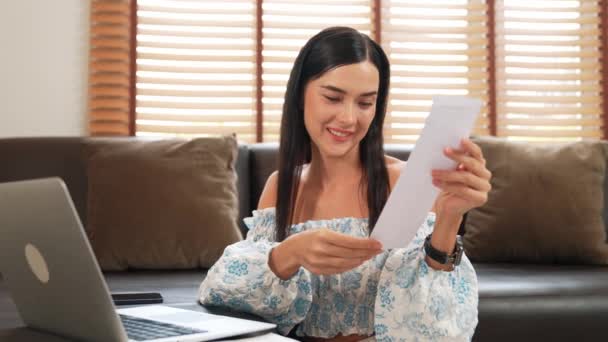 Szczęśliwa Kobieta Siedzi Kanapie Uśmiechnięta Płacąc Rachunki Kartą Kredytową Doceniając — Wideo stockowe