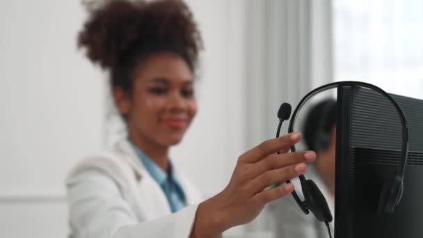 Ofiste Çalışan Kulaklık Takan Işadamları Uzak Müşteri Meslektaşlarını Desteklemek Için — Stok video