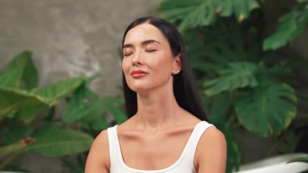 Wanita Muda Melakukan Yoga Pagi Dan Meditasi Kebun Alami Dengan — Stok Video