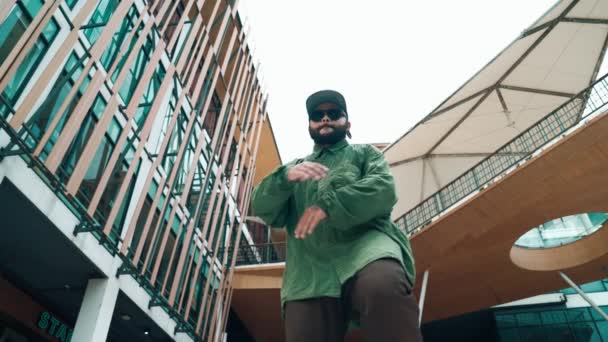 Nízký Úhel Pohledu Hipster Pózovat Hip Hop Stylu Obklopený Nákupní — Stock video