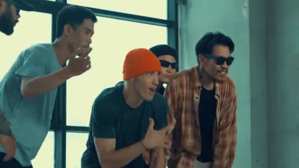 Grupa Młodych Wielokulturowych Hipsterów Tańczy Przechodząc Muzyki Hip Hopowej Profesjonalny — Wideo stockowe