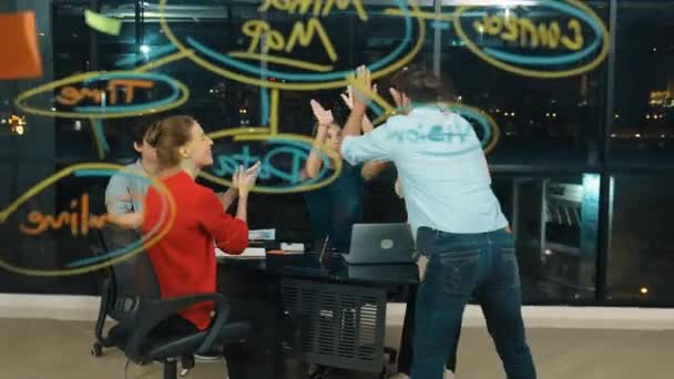 Grupo Empresários Aplaudem Mãos Alta Cinco Juntos Para Celebrar Projeto — Vídeo de Stock