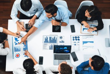 Üst düzey analist ekibi toplantı odasındaki mali verileri analiz etmek için BI Fintech 'i kullanıyor. İş anlayışı ve stratejik pazarlama planlaması için kağıt üzerinde analitik BI gösterge paneli. Tedbirli