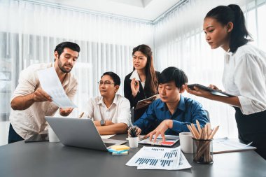 Veri analistleri ofis çalışanlarından oluşan bir ekip, mali, trend ve pazarlama verilerini analiz etmek için iş istihbaratı BI gösterge paneli üzerinde işbirliği yapmaktadır. BI yazılım kullanım sürücüsü iş başarısı. Tedbirli