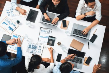 Üst düzey analist ekibi toplantı odasındaki mali verileri analiz etmek için BI Fintech 'i kullanıyor. İş anlayışı ve stratejik pazarlama planlaması için kağıt üzerinde analitik BI gösterge paneli. Tedbirli