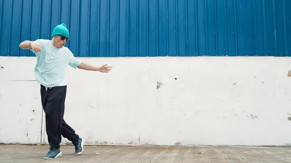 年轻嬉皮士在街上走起路来的镜头 以嘻哈风格跳舞的白人霹雳舞蹈编导 精力充沛的舞者表演男低音舞曲 2024年户外运动 奋斗者 — 图库照片