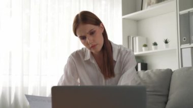 Stresli genç bayanın kredi kartı borçlarıyla ilgili mali sorunları var. Kötü kişisel para ve mortgage ödeme yönetimi krizinden korunmak için. Kadınlar aşırı harcama yüzünden finansal iflastan endişe ediyorlar.