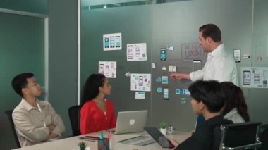 Bir grup profesyonel iş adamı Ux ve Ui tasarımı hakkında konuşuyor. İşbirlikçi çeşitli iş adamları pazarlama planı hakkında beyin fırtınası yapıyor. Birlikte çalışan iş adamları. Yönlendirici.