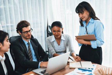 Modern ofis ortamında çalışan çeşitli etnik gruplardan çeşitli iş adamları. Üretken ve çok ırklı ofis çalışanları stratejik ticari pazarlama konusunda tartışmaya giriştiler. Çok titiz.