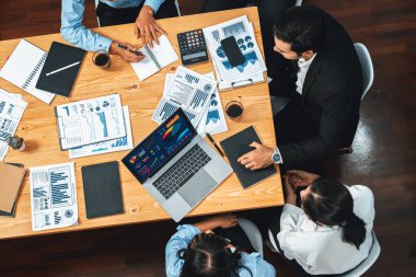 Toplantı masasındaki finansal veri raporlarını analiz eden çeşitli iş analist gruplarının geniş görüşü. İş zekası analizine göre çizelge ve grafik paneli. Çok titiz.