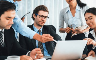 Modern ofis ortamında çalışan çeşitli etnik gruplardan çeşitli iş adamları. Üretken ve çok ırklı ofis çalışanları stratejik ticari pazarlama konusunda tartışmaya giriştiler. Habiliment