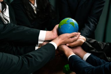Üst düzey iş adamları, Dünya 'yı kurtarmak için CO2 salınımını azaltmak suretiyle çevresel koruma için ekolojik düzenlemeden yararlanmak amacıyla sinerjide bir arada tutuyorlar. Antika