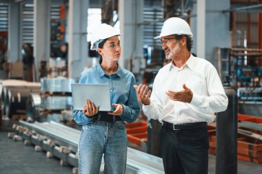 Fabrika müdürü ya da yöneticisi metal fabrikası turuna çıkıyor ve mühendislik denetçisi olarak ağır çelik endüstriyel makine gösterisi liderlik kalitesini denetliyor. Örnek gösteriliyor