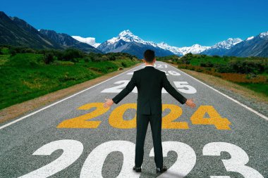 2024 yılbaşı yolculuğu ve gelecek vizyon konsepti. 2024 'ün başında mutlu bir yeni yıl kutlaması için otoyolda ilerleyen iş adamı mutlu ve başarılı bir başlangıç yapacak. .