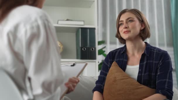 Pasien Yang Gembira Dan Psikolog Bertukar Percakapan Kesehatan Mental Klinik — Stok Video