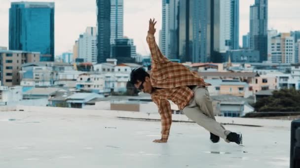 Spaanse Breakdanser Oefent Boy Voetstappen Het Dak Met Uitzicht Stad — Stockvideo