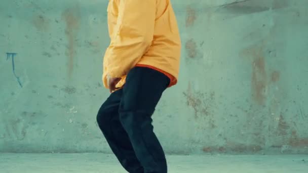 Hipster Caucasiano Mostra Pratica Passos Rua Cidade Urbana Break Dancer — Vídeo de Stock