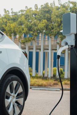 Şehrin ticari bölgesinde ya da alışveriş merkezinde EV elektrikli araba şarj bataryası. Sürdürülebilir ve çevre dostu seyahat için yenilenebilir otomobil için alternatif temiz enerji teknolojisi. Yararlı