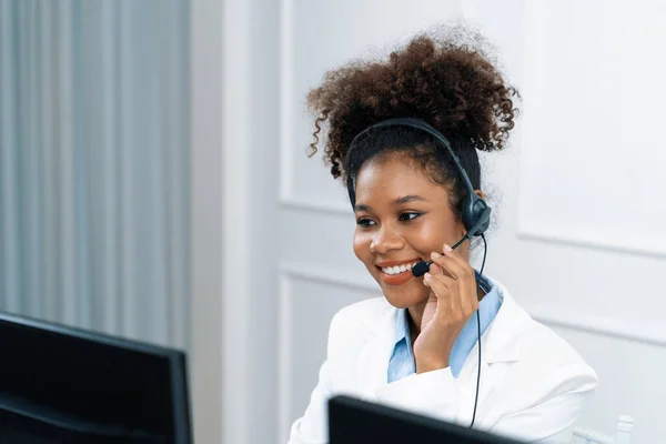 Afroamerikanische Geschäftsfrau Mit Headset Die Büro Arbeitet Wichtige Kunden Oder — Stockfoto