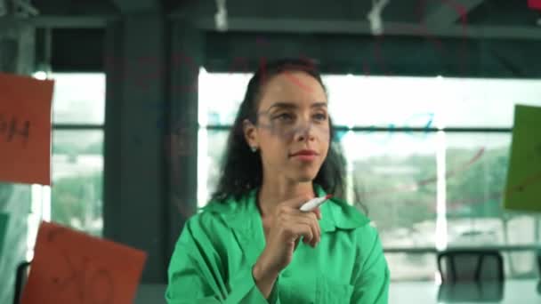 Empresária Hispânica Profissional Inteligente Escreve Ideias Marketing Placa Vidro Com — Vídeo de Stock