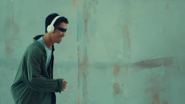 Hipster Usando Auriculares Mientras Escucha Música Hip Hop Calle Ciudad — Vídeos de Stock