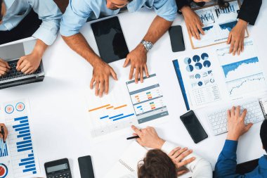 Üst düzey analist ekibi toplantı odasındaki mali verileri analiz etmek için BI Fintech 'i kullanıyor. İş anlayışı ve stratejik pazarlama planlaması için kağıt üzerinde analitik BI gösterge paneli. Tedbirli