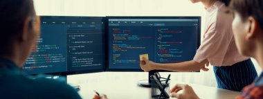 Modern ofis şirketinde yönetici dikkatle dinlerken yetenekli genç bayan programcı program kodlaması ve paylaşım fikri. Java betiği, web tasarım konsepti. Filizlenen.