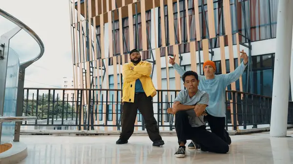Hip Hop Dança Equipe Break Dance Enquanto Amigo Multicultural Cercado — Fotografia de Stock