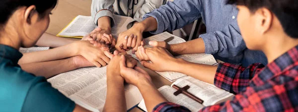 Imagem Cortada Pessoas Diversidade Mão Orando Juntos Igreja Madeira Livro — Fotografia de Stock