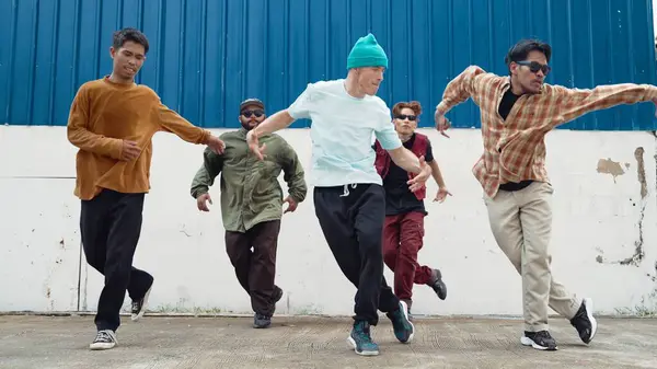Grupo Hip Hop Coreógrafo Dançando Dança Rua Juntos Parede Jovem — Fotografia de Stock