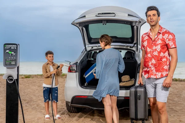 Viagem Férias Família Viajando Pela Praia Com Carro Elétrico Linda — Fotografia de Stock