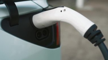 Elektrikli taşıt teknolojisi konut alanı ya da EV akü şarjı için ev şarj istasyonu olarak kullanılır. Gelecekteki çevre için temiz ve sürdürülebilir enerji ile çevre dostu ulaşım. Titiz