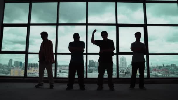 Silhouette Shot Abile Coreografo Gruppo Che Danza Insieme Grattacielo Sfondo — Video Stock