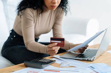 Stresli genç kadının kredi kartı borçlarıyla ilgili mali sorunları var. Kötü kişisel para ve mortgage ödeme yönetimi krizi kavramını çok önemli ölçüde karşılıyor. Üzgün ve mutsuz
