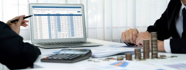 Kurumsal muhasebeci, vergi iadelerini hesaplamak ve maksimuma çıkarmak için dizüstü bilgisayar üzerinde muhasebe yazılımı kullanır ve Panorama 'daki iş yatırım yığını madeni para konseptiyle finansal performansı artırır. Kurnaz.