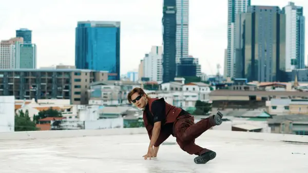 Professionelle Asiatische Breakdancer Üben Boy Tanz Während Multikulturelle Freunde Auf — Stockfoto